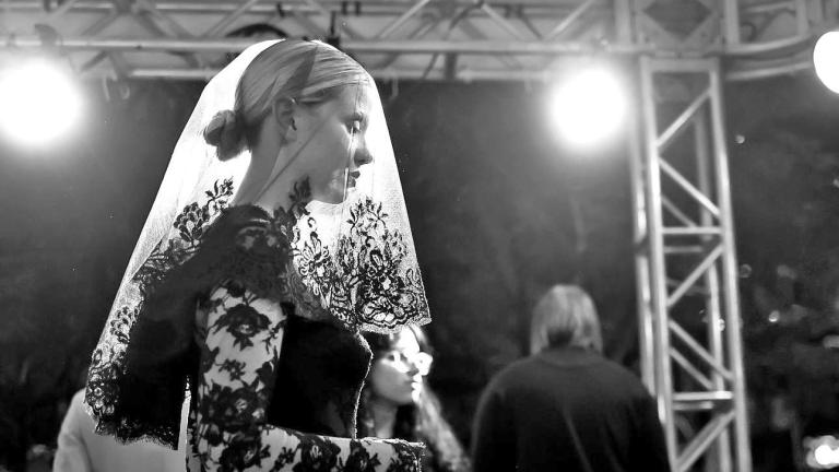 Όταν οι νύφες γίνονται goth: Η σκοτεινή bridal τάση που θα κυριαρχήσει το 2026