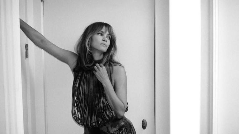 Η Χάλι Μπέρι μιλά σε περιοδικό για τον ηλικιακό ρατσισμό