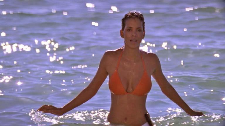 Η Χάλι Μπέρι αποκαλύπτει πού βρίσκεται σήμερα το θρυλικό μπικίνι της από τον Τζέιμς Μποντ, 23 χρόνια μετά