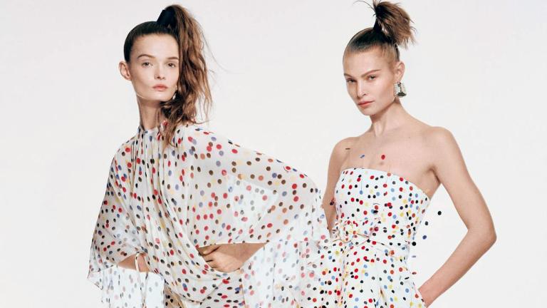 Alexander Calder: Ο μάγος των κινούμενων γλυπτών που ενέπνευσε τα χορευτικά ρούχα του Jacquemus