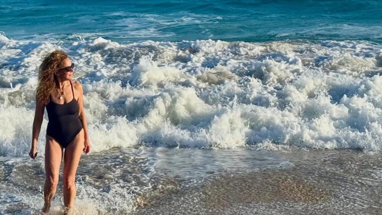 Στα 65 της, η Τζένιφερ Γκρέι παραμένει σε εξαιρετική φυσική κατάσταση