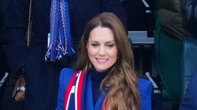 Η Κέιτ Μίντλετον με μπλε παλτό