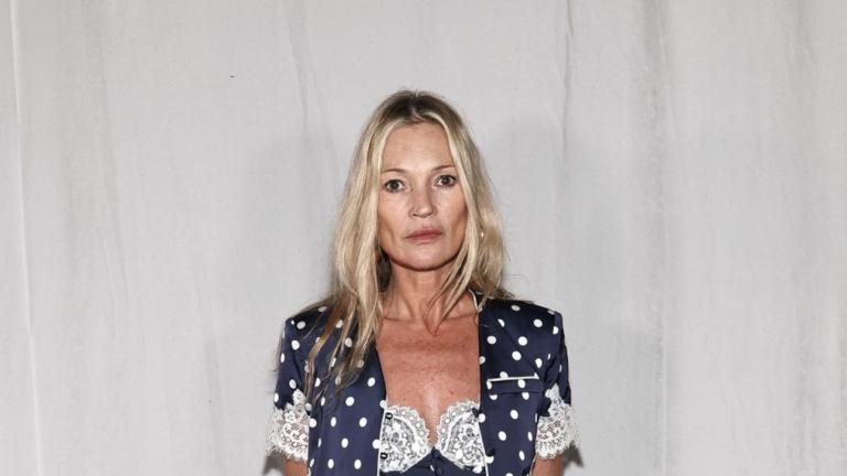 Η Κέιτ Μος ποζάρει με το πουά φόρεμα 