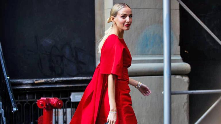 γυναίκα με κόκκινο φόρεμα