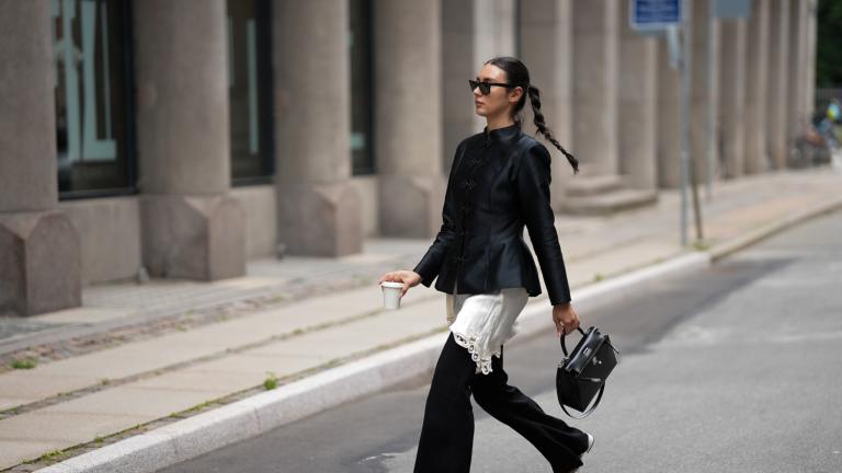 Mandarin jacket: Η ασιατική τάση που επιστρέφει δυναμικά και πώς να τη φορέσεις