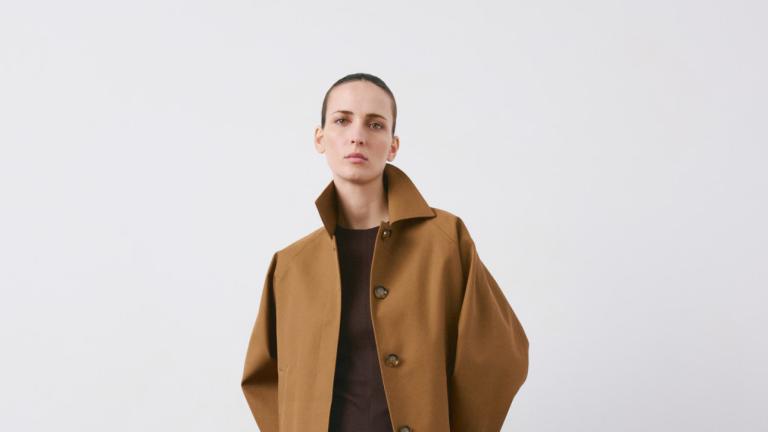 Μοντέλο με το φόρεμα Mango