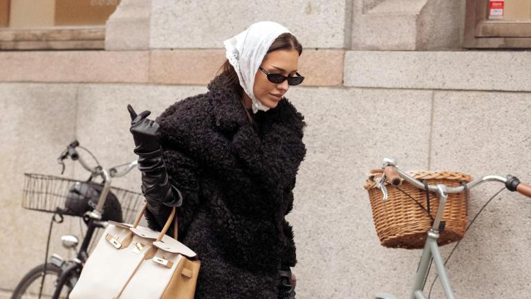 Το μαντήλι της χωριατοπούλας είναι η νέα τάση μόδας/Φωτογραφία: Getty 