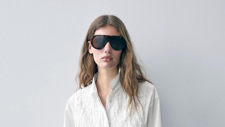 Μοντέλο που ποζάρει με το πουκάμισο από τα Massimo Dutti 