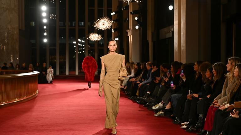 Ο Michael Kors γιορτάζει 45 χρόνια στη μόδα με μια συλλογή ανάμεσα στο κλασικό και το σύγχρονο