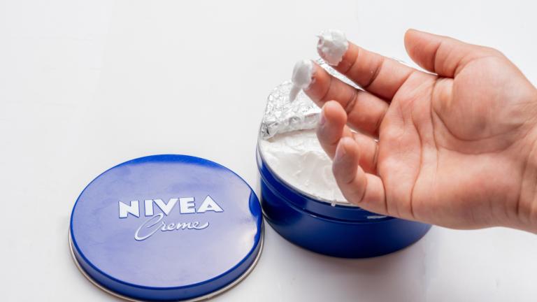 Ένας φαρμακοποιός ξεκαθαρίζει πού δεν πρέπει να εφαρμόζεται η κρέμα Nivea στο μπλε κουτί