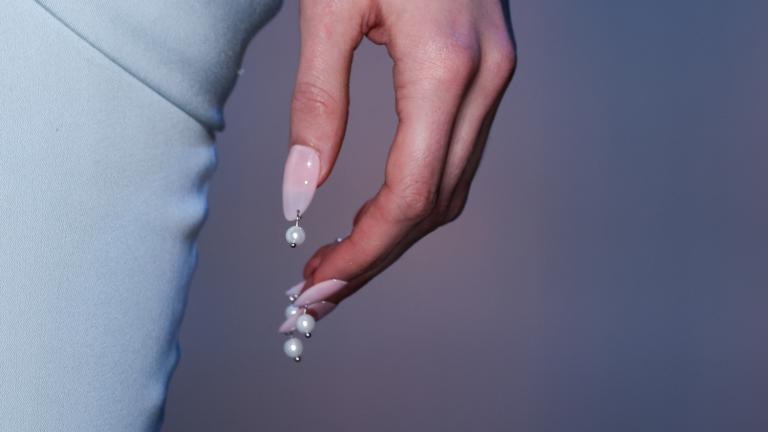 Μινιμαλιστικά νύχια με μικροκρύσταλλα, για να λάμψετε με στιλ και διακριτικότητα (αποφεύγοντας το εφέ «too much»)