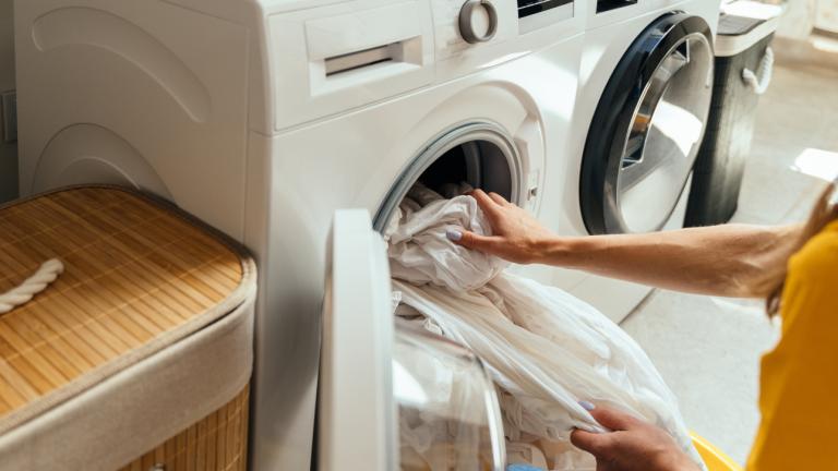 Γεμάτο πλυντήριο ρούχων