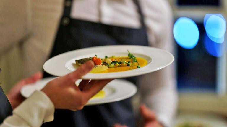 σερβιτόρος πιάτο