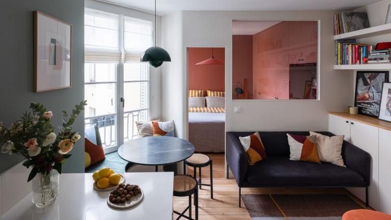 ένα μικρό διαμέρισμα μόλις 34 τετραγωνικών μέτρων έχει μεταμορφωθεί σε ένα φωτεινό και ζεστό σπίτι