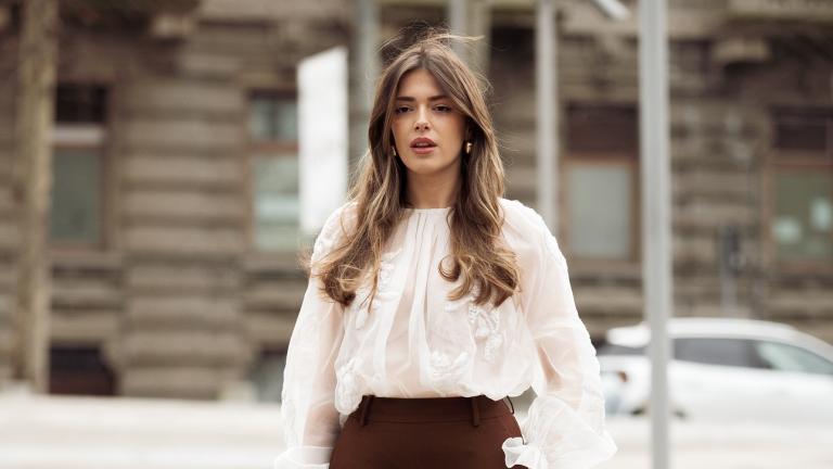 στιλάτη γυναίκα με μπλούζα