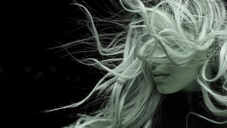 Γυναίκα με βαμμένα μαλλιά