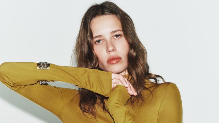 Μοντέλο με το φόρεμα Zara 