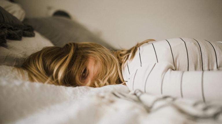 Γυναίκα ξαπλωμένη στο κρεβάτι