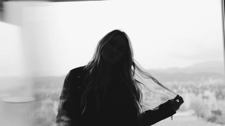 Γυναίκα που σκέφτεται