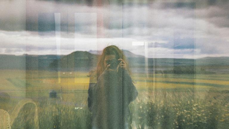 Κοπέλα τραβάει φωτογραφία σε αντανάκλαση