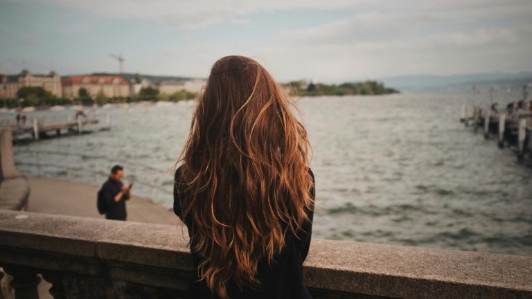 Γυναίκα που κοιτάζει στην θάλασσα