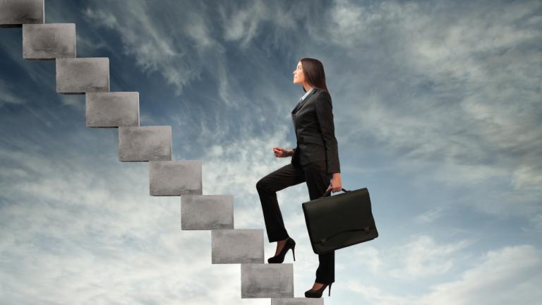 Γυναίκα που εξελίσσεται επαγγελματικά 