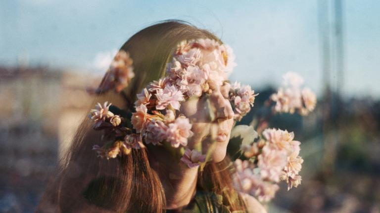 Γυναίκα με λουλούδια στο πρόσωπο