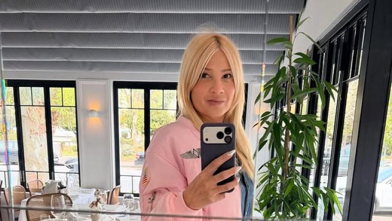 Το ροζ bomber τζάκετ της Φαίης Σκορδά μας εμπνέει για stylish ταξίδια το Πάσχα