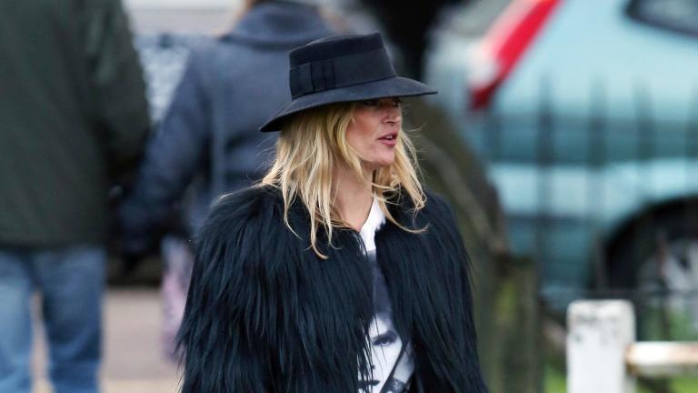 Η κειτ μος με καπέλο και γουνα και δερματινο παντελονι 