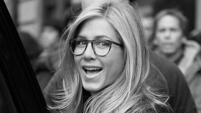 H jennifer aniston φοράει γυαλιά  για την πρεσβυωπία