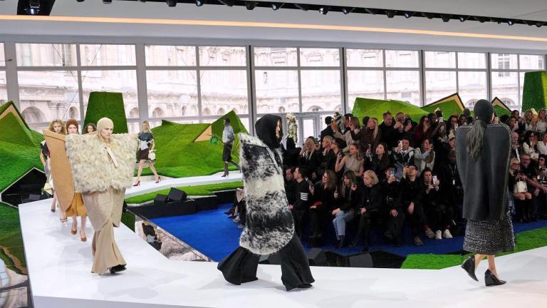 πασαρελα στο παρισι απο επιδειξη louis vuitton 