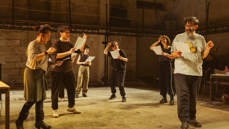  Η εμπειρία της Ανοιχτής Πρόβας είναι σχεδόν σωματική. Οι ηθοποιοί κινούνται ασταμάτητα, ακόμα κι όταν έχουν ήδη διανύσει ώρες. Φωτογραφία: Γιάννης Καλλιαντάς