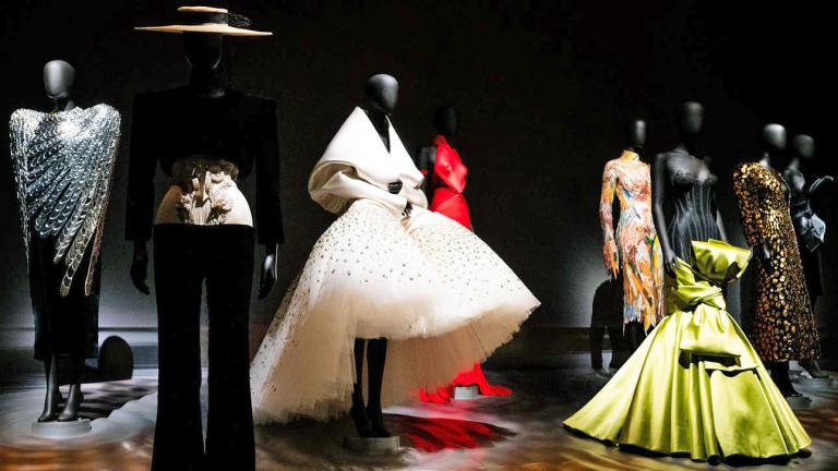 Schiaparelli στο V&A: Η μόδα γίνεται τέχνη σε ένα εκρηκτικό σύμπαν φαντασίας