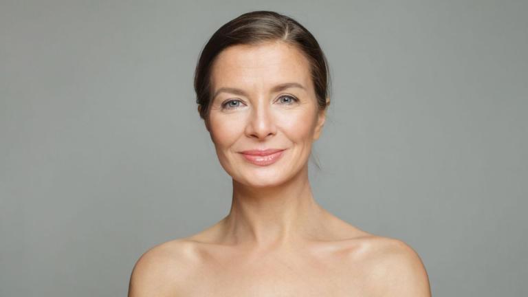 γυναίκα μετά τα 50 που χρησιμοποιεί αλόη βέρα για την επιδερμίδα της