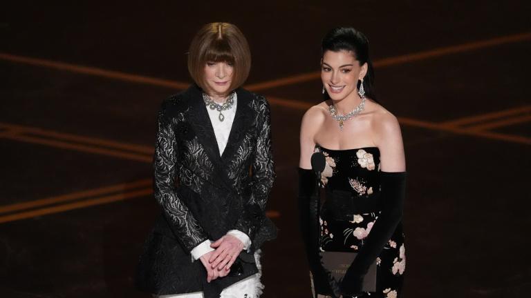 Η Άννα Γουίντουρ, αριστερά, και η Αν Χάθαγουεϊ απονέμουν το βραβείο καλύτερου σχεδιασμού κοστουμιών κατά τη διάρκεια των βραβείων Όσκαρ/Φωτογραφία AP