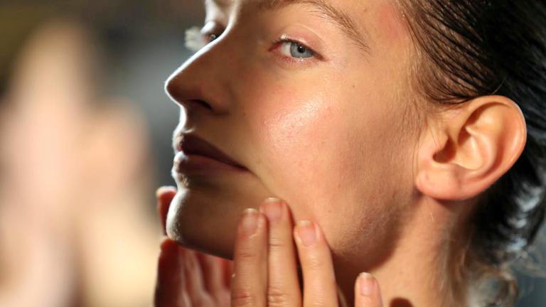 Αντηλιακό με χρώμα vs κλασικό: Ποιο προλαμβάνει καλύτερα τις ρυτίδες