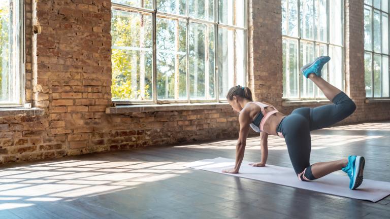 4 ασκήσεις για σμιλεμένους γλουτούς, ακόμη κι αν δεν έχεις χρόνο