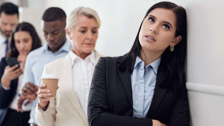 Γυναίκα που νιώθει άβολα σε ουρά