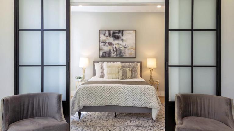 Αντί για κομοδίνο: Η νέα τάση που βλέπουμε όλο και περισσότερο στις κρεβατοκάμαρες