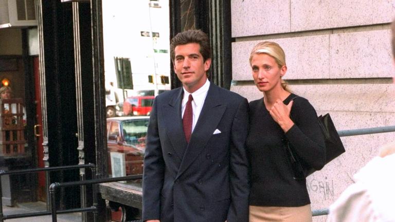 Η μεγάλη επιστροφή της μίντι φούστας: Τα κομμάτια που θα φορέσεις non stop