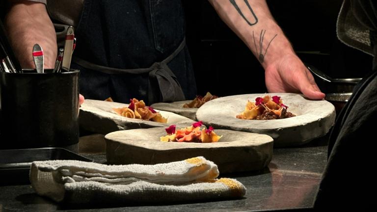 Σεφ κρατά πιάτα