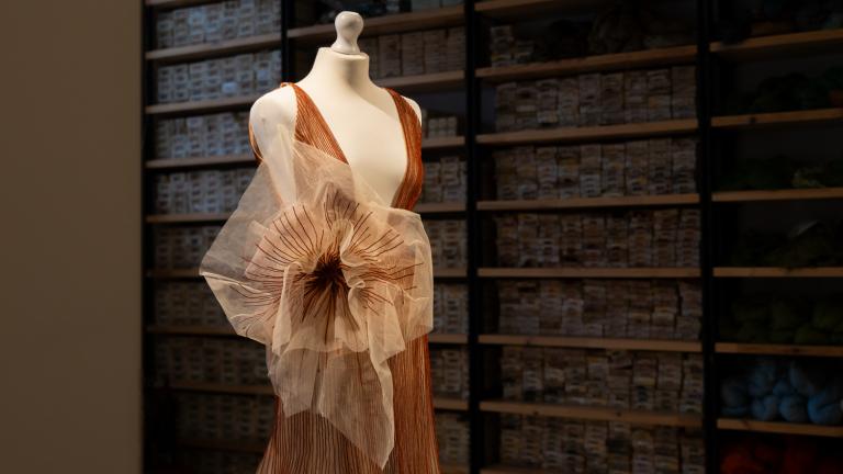 «Τα ρούχα είναι ζωντανοί οργανισμοί»: Η Denise Eleftheriou μεταμορφώνει το νήμα σε υψηλή ραπτική