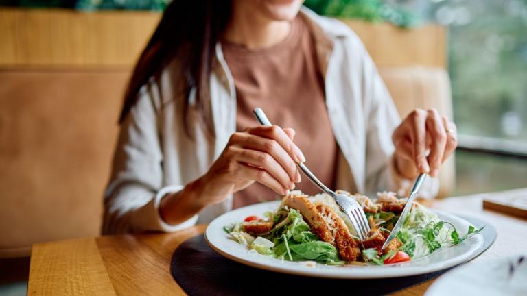 γυναίκα κάνει διαλλειματική νηστεία με αμύγδαλα