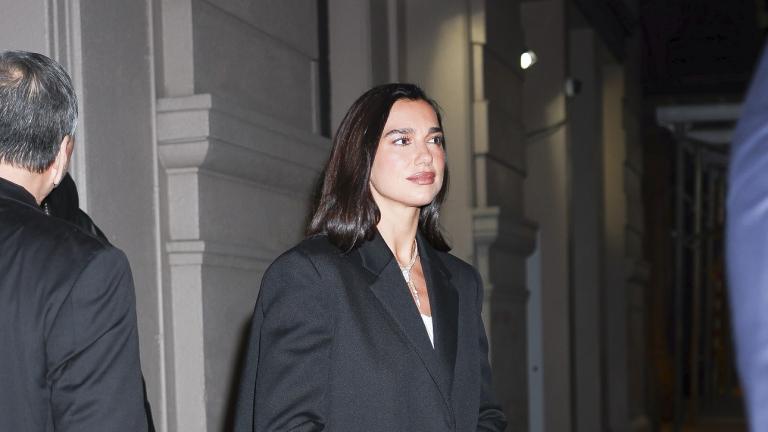 Η Ντούα Λίπα με λευκές γόβες/Φωτογραφία Getty Images 