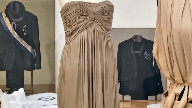 «Είσαι ό,τι φοράς»: Η έκθεση στο Μουσείο Μπενάκη που αλλάζει τον τρόπο που βλέπεις τη μόδα