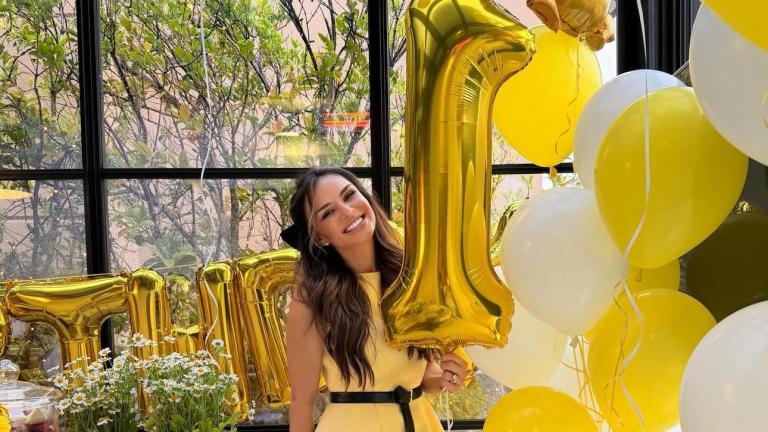 Η Ελένη Τσολάκη με κίτρινο φόρεμα