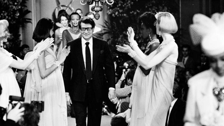 Ο Yves Saint Laurent, μετά την παρουσίαση της συλλογής της Άνοιξης/ Καλοκαίρι στο Παρίσι το 1984./Φωτογραφία: AP Images