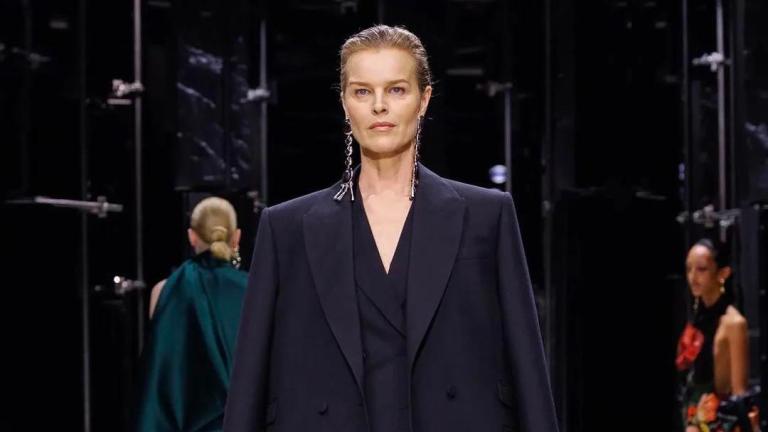 Η Εύα Χερτζίκοβα στην πασαρέλα του Givenchy