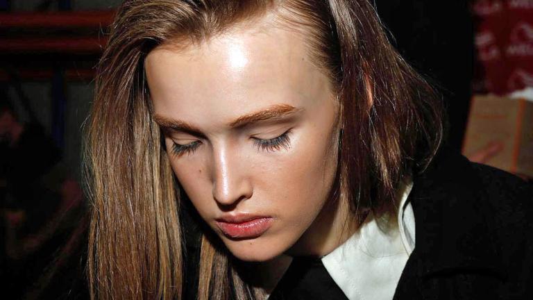 Καφέ μάσκαρα για φυσικό αποτέλεσμα μακιγιάζ -Κορυφαίες επιλογές που θα αναδείξουν το βλέμμα