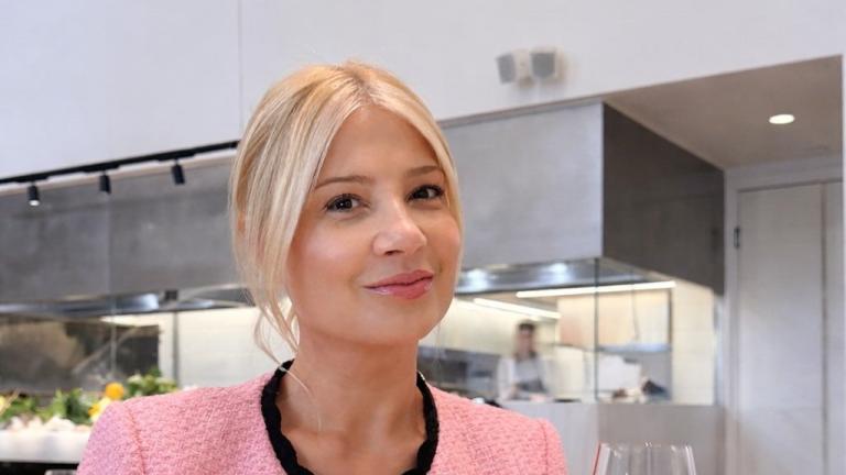 Η Φαίη Σκορδά με ροζ φόρεμα